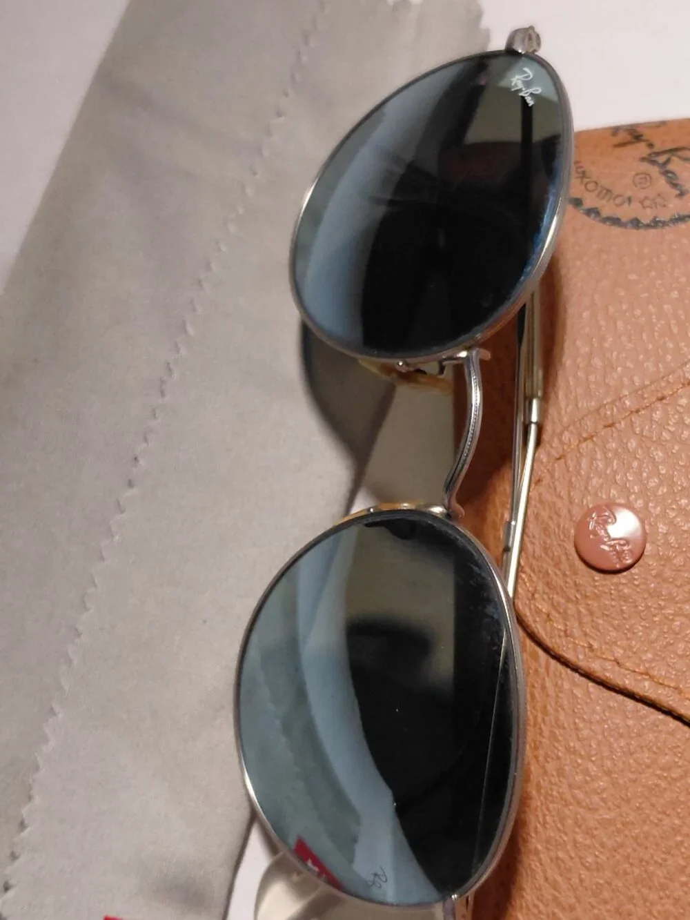 Ray-Ban Round Metal Sunglasses - Silver Frame & Case